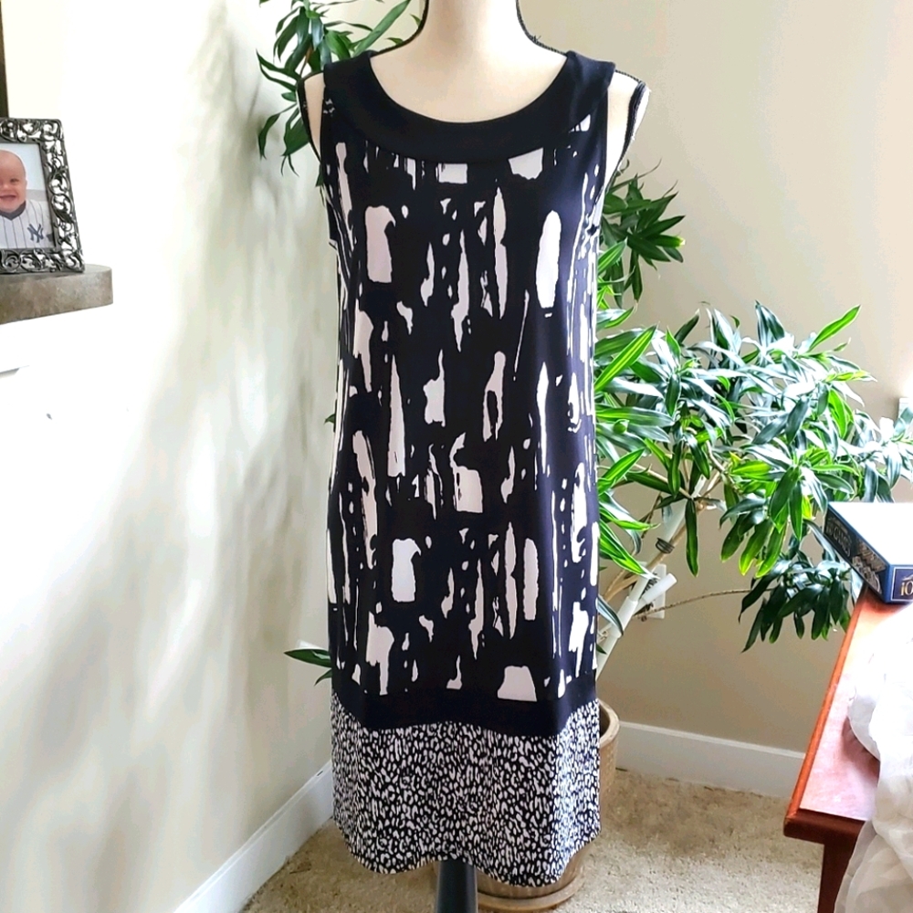 EUC- DANA BUCHMAN BL&WH SHEATH DRESS